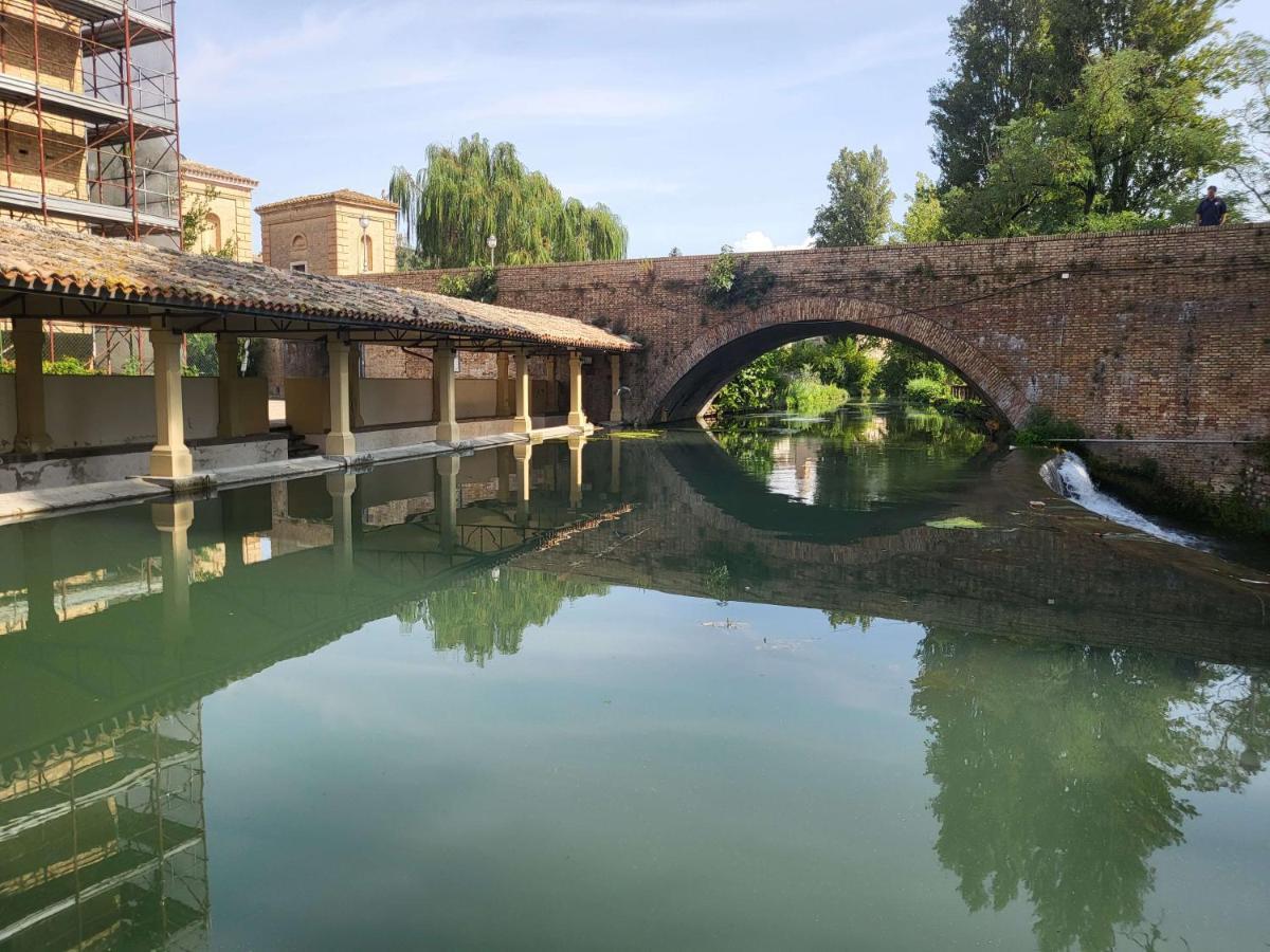 Appartamento Davanti Al Porto Romano Беваня Екстериор снимка