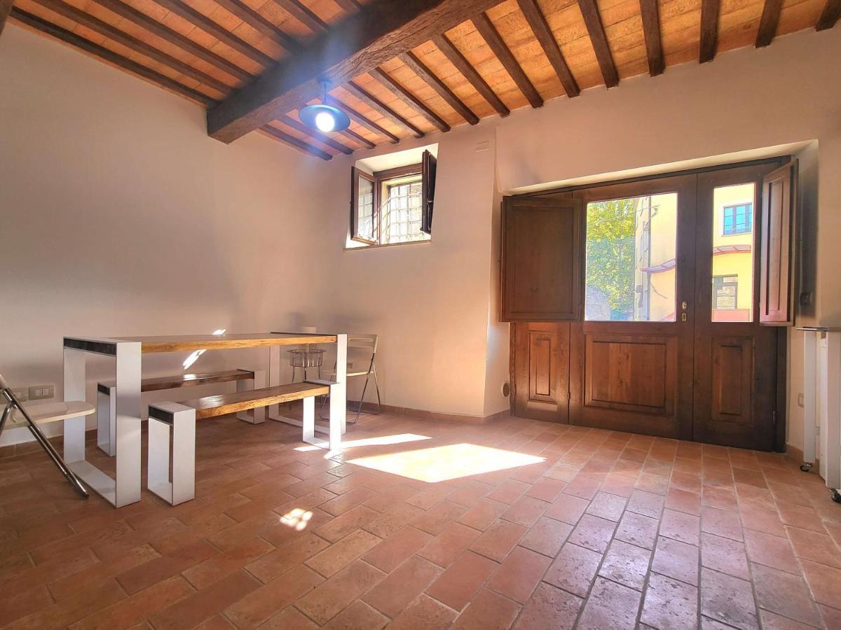 Appartamento Davanti Al Porto Romano Беваня Екстериор снимка